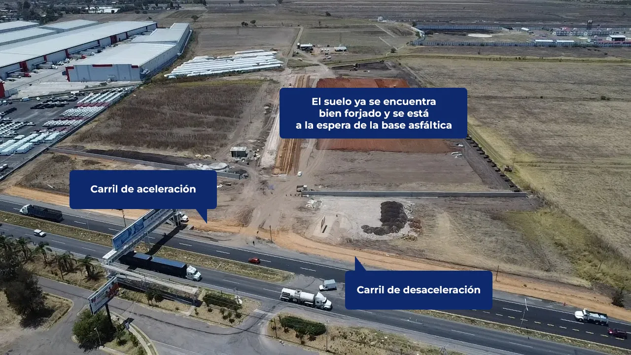 El suelo ya se encuentra bien forjado y se está a la espera de la base asfáltica - Carril de aceleración - Carril de desaceleración